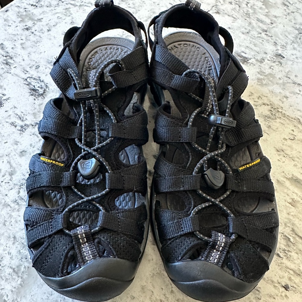 Womens Black Keens waterproof shoes